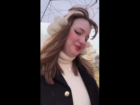 Oopsie, süßes Teenie dabei erwischt, wie sie ihre Muschi spreizt, um zu pinkeln. also ist sie bereit, für die echte Öffentlichkeit eines Fremden abzuspritzen 