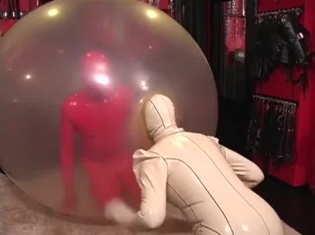 عبودية اللاتكس داخل البالون 