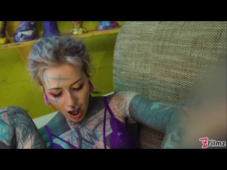 dos chicas tatuadas son folladas por el culo por una gran polla 