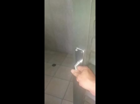 Ich entdecke meinen Nachbarn aus dem 10. Stock beim Masturbieren im Parkbad Teil 2 
