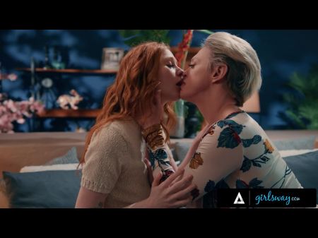 femdom MILF Dee Williams tiene sexo travieso con la pequeña pelirroja atada Scarlet Skies 