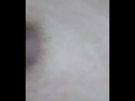 德西妈妈自慰并展示她的阴部特写和胸部