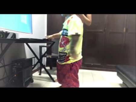 我的电脑又出故障了，所以我打电话给技术人员来检查它并检查我的阴部 