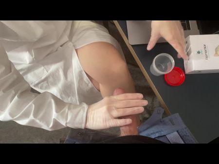 护士帮助客户进行精子测试