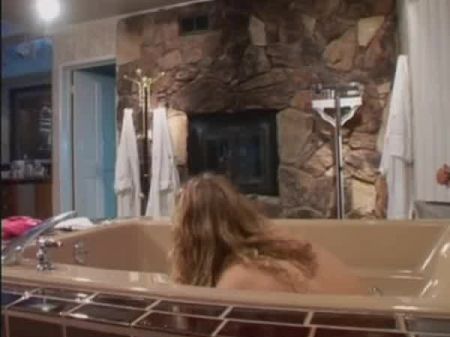 Nuttige französische Babysitterin fickt ihren Chef im Badezimmer 