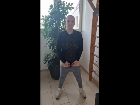 Die Deutsche Mollige Hausfrau Saskialove Macht Es Sich Vor Einem Fremden Im Fitnessstudio Selbst Und Zeigt Ihre Feuchte Muschi. 