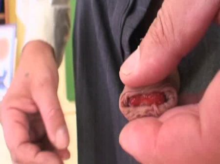 Dunkelhaariger Teenager mit einem tollen Körper, der den Schwanz ihres Lehrers befriedigt 