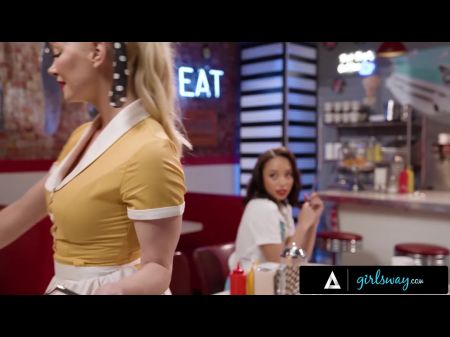 Vintage-Kellnerin-Milf tobt beim letzten zierlichen Kunden im Diner 