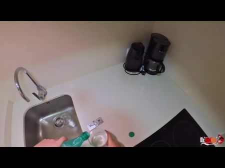 我误服了伟哥，我的继母让我闭上眼睛，这样她就可以帮助我，但怎么办呢？ 
