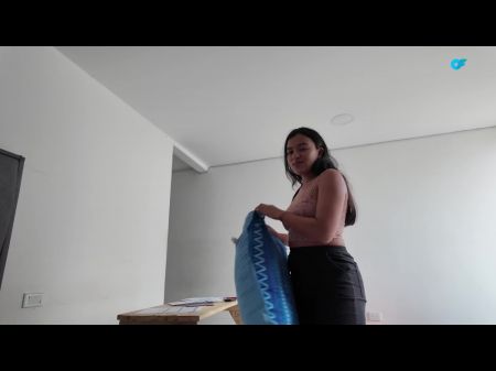 estudiante recibe ayuda con su tarea 