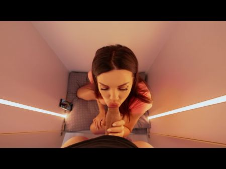 我发现我的继妹在壁橱里自慰。我操了这个丰满的熟女，并射在她嘴里