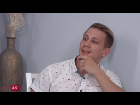 米娅为一个瘦弱的紫发少女的两只鸡鸡欢呼