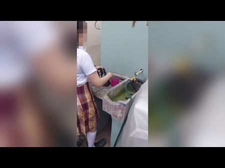 encuentro a mi hijastra sola en casa lavándose las bragas, padrastro pervertido 