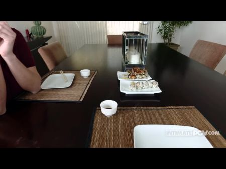 Kurvige Brünette Serviert Den Nachtisch 