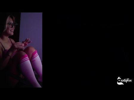Baby, ich kann nicht schlafen, schau dir mit mir Pornos an Exotiqfox Solo-Gooner-Mädchen POV masturbiert 