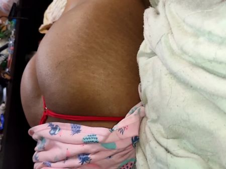minha meia-irmã inocente descobre que estou espionando ela e o que ela faz é me provocar e me dar sua bunda grande 