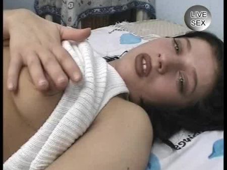 Teen massiert mit der Nivea Creme ihre Fotze 
