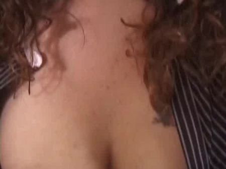 Wäscheklammer lustvoll auf der Brust BDSM Fetisch 