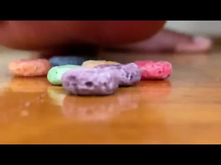 妈妈用脚踩碎麦片