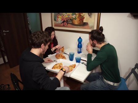pedí una pizza pero me dieron 2 salchichas trío mmf 