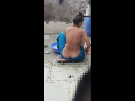 Stieftantes Stiefschwester beim Baden im Freien im Dorf gesehen Teil 3 