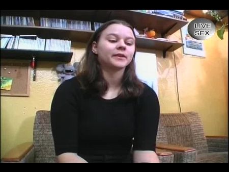Ein tolles deutsches Teenie-Mädchen liebt es, den Schwanz ihres Kerls zu lutschen 