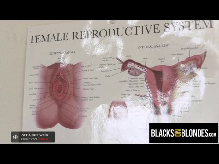 universitaria cachonda pillada masturbándose en el consultorio del médico 