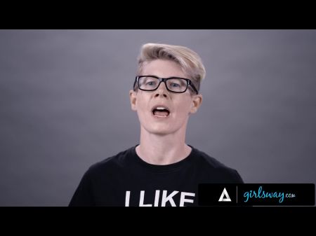 hermosa asiática ember snow tiene una apasionada follada interracial de tijera con una rubia caliente 