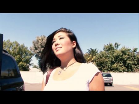 London Keyes ist eine Brünette mit großem Arsch, die es liebt, vor dem Ficken auswärts gegessen zu werden 