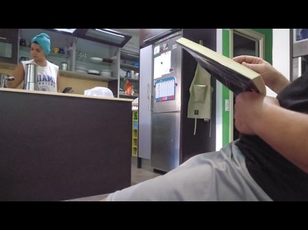 我向继母展示我的大勃起，她无法抗拒诱惑...... 
