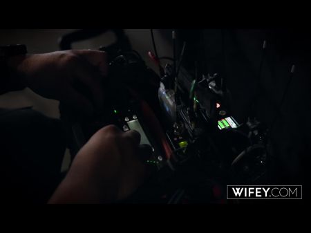 妻子鸡巴饥肠辘辘的金发辣妹萨迪·罗斯在丈夫面前被射精大奶 