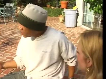 Kerl spritzt auf das Gesicht der blonden Hure, nachdem er ihre Fotze im Garten geleckt und gerammt hat 