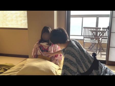 男朋友在传统日式温泉旅馆里穿着浴衣舔玛丽亚可爱的胸部 