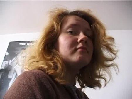 Die haarige Blondine lutscht dem Kerl beim Casting in POV den Schwanz 