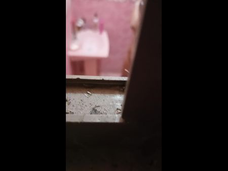 لقد صنعت فيديو لأبيها وهو يستحم 