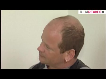 Geile MILF würgt einen riesigen Schwanz und fickt dann mit einem Dildo 