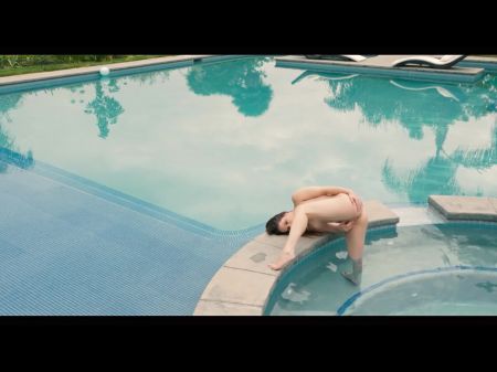 Die sexy kleine Feuerball-Jenna J Ross bekommt ihre Muschi im Pool gepflügt 