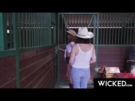 Böses geiles Country-Babe Stella Luxx bumst heißen Fremden im Saloon 