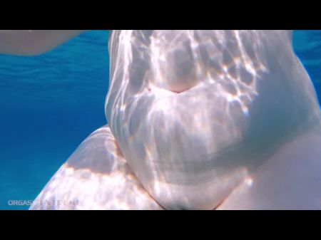 Unterwasser-Muschi gefingert POV von Fremder rothaariger Pawg-Meerjungfrau mit großen natürlichen Titten beim Outdoor-Sex am Meer berührt 