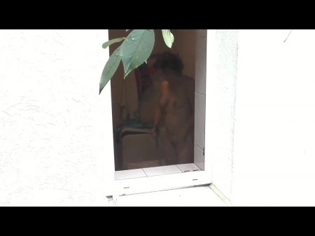 外面的邻居正在看我性感的妻子如何洗澡。户外的。裸体在公共场所摩洛伊斯兰解放阵线成熟在浴室。公共