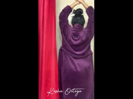 黑发宝贝凯莎·奥尔特加 (Kesha Ortega) 清洗她堆积的身体并骑着假阳具 