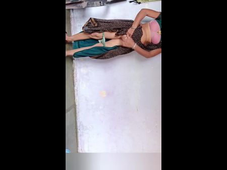 Das Dienstmädchen, das in nasser Kleidung wischt, zieht sich vor den Augen des Besitzers aus, um sich in nasser Kleidung sexy in den Arsch treten zu lassen 