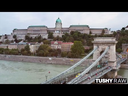 This Model Loves A Rude Chisel In The Booty