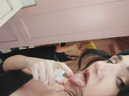 2 Hoe Eating 10 Toilets !