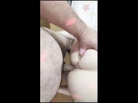 Tiuzao The King Of Teenagers , Every Day When She Leaves School She Stops By The Aged Man