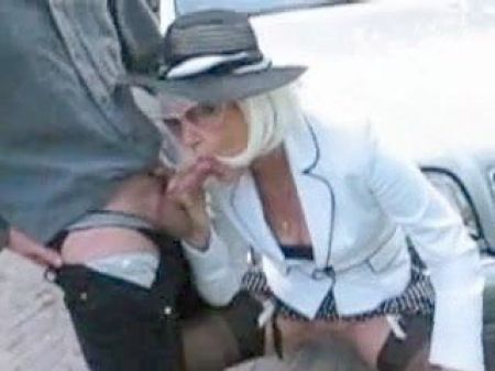 Bourgeoise Chic Sur Un Parking