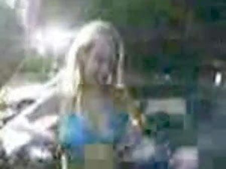 Ragazza Ubriaca Fa Pompini Fuori Di Una Discoteca