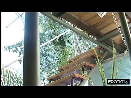 Wifey Heads On Vacation Alone And Has Exciting Lovemaking With Stranger In Sauna !