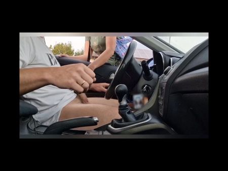 In The Parking Lot Of The Dickflash Store , A Girl Comes Up To Me , Takes Photos , And Helps Me .