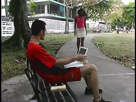 Ebony Gal Gives A Wondrous Lap Dance To White Guy